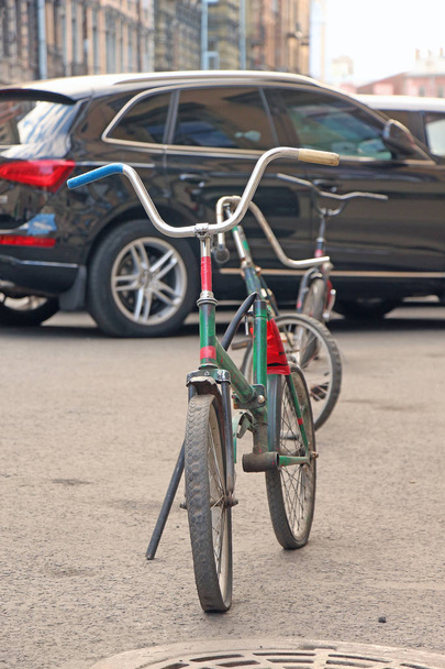 rower, zaparkowanym w tle samochodu - Zdjęcie, obraz