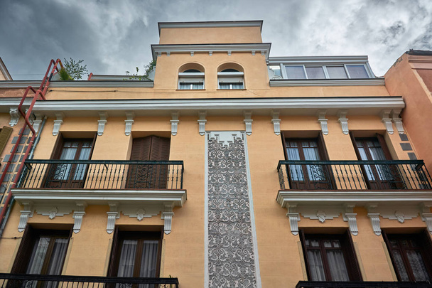 Madrid, Spanien - 23. April 2018: Details zu einem generischen malerische Gebäude auf einer Straße in "La Latina", einem berühmten Viertel in Madrid, Spanien. - Foto, Bild