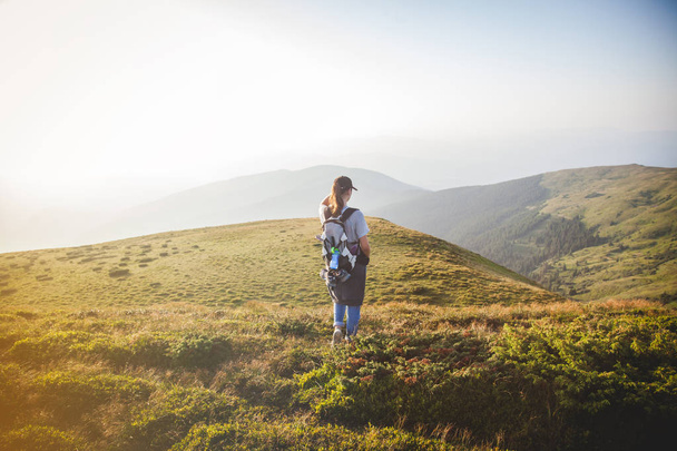 Girl Hiker Walks into Carpathian Mountains - Foto, immagini