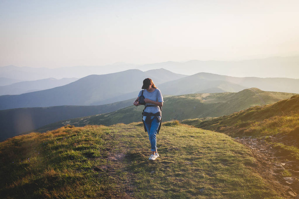 Chica excursionista camina hacia las montañas Cárpatos
 - Foto, Imagen