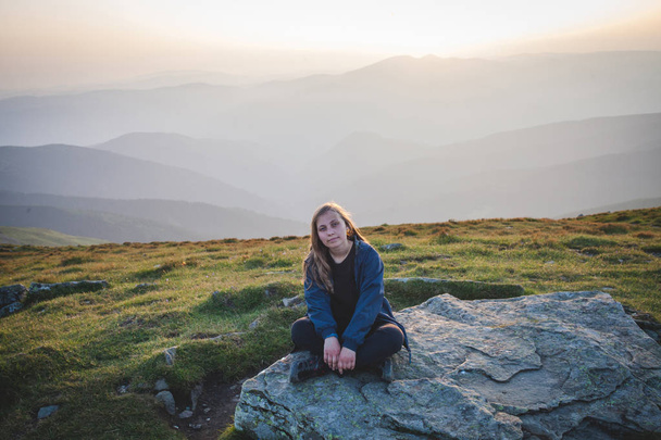 Meisje in prachtige bergen - Foto, afbeelding