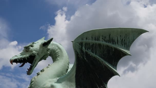Dragon standbeeld op de brug van de draak in Ljubljana, Slovenië - Video
