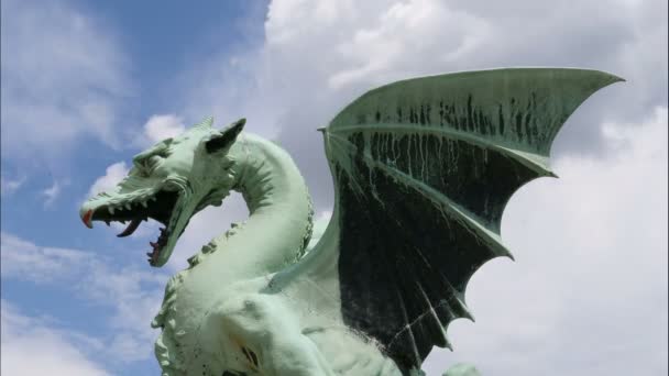 Drachenstatue auf der Drachenbrücke in Ljubljana, Slowenien - Filmmaterial, Video