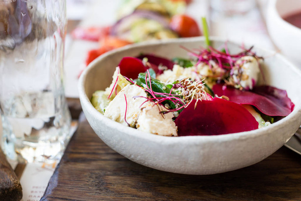 Salada quente saudável de quinoa e legumes
 - Foto, Imagem