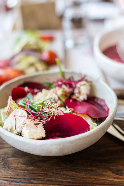 Salade chaude saine de quinoa et légumes
 - Photo, image