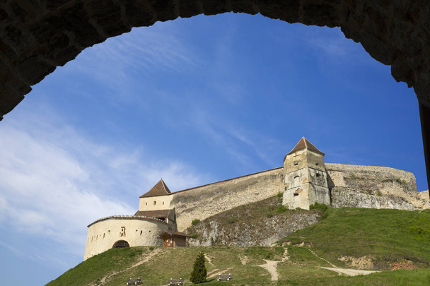 Vista sobre Rasnov castle em Brasov, Roménia
 - Foto, Imagem