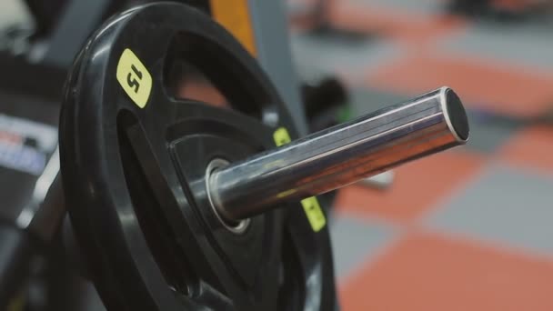Plan de transition de l'homme musclé déterminé mettant des plaques lourdes sur haltère et levage dans la salle de gym
 - Séquence, vidéo