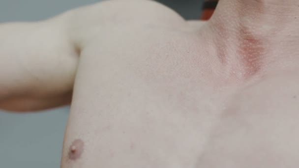 Un homme musclé avec un torse nu s'entraîne sur un appareil de fitness dans un club de fitness
 - Séquence, vidéo