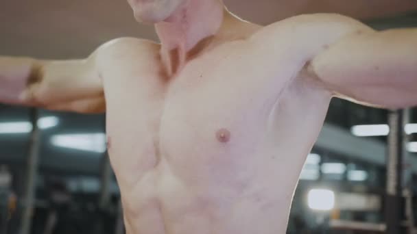 Egy ember a képzés az edzőteremben súlyzók - Felvétel, videó