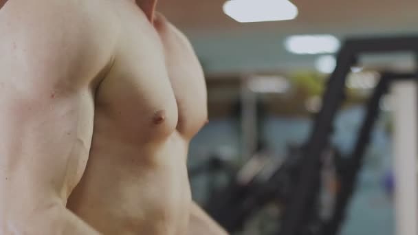 Egy ember a képzés az edzőteremben súlyzók - Felvétel, videó