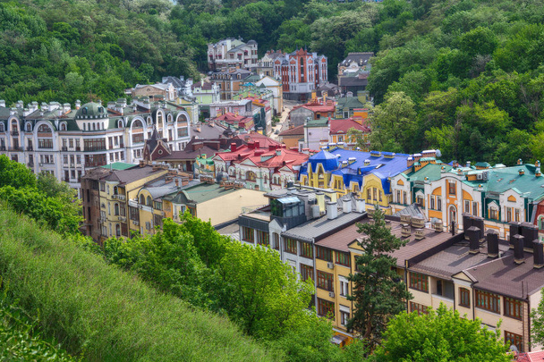 Casas coloridas no estilo clássico. Kiev, Ucrânia
 - Foto, Imagem
