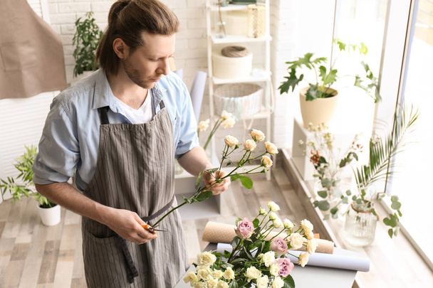 Blumenhändler schneidet Stiel am Arbeitsplatz - Foto, Bild