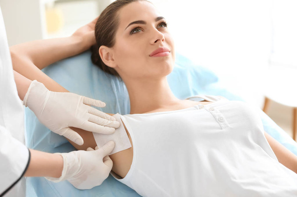 Woman getting wax epilation in salon - Фото, зображення