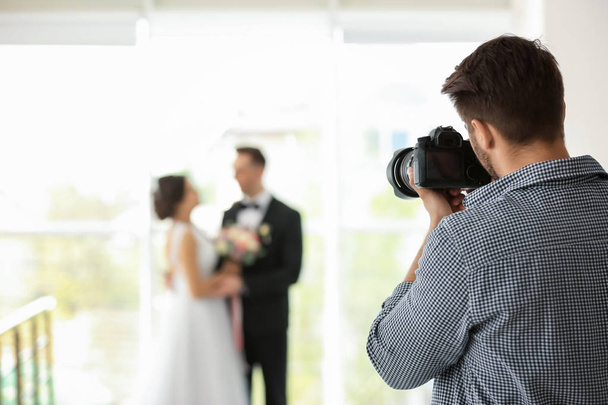 Професійний фотограф фотографують Весільний пара у студії - Фото, зображення