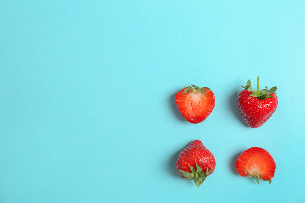 Flat lay composition with with tasty ripe strawberries on color background - Fotoğraf, Görsel