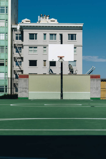 バスケット ボール、バスケット ボールのコートはどちらかの端にバスケットと長方形の床から成る演奏の面. - 写真・画像