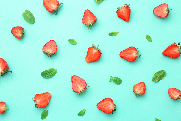 Flat lay composition with ripe red strawberries and mint on color background - Φωτογραφία, εικόνα