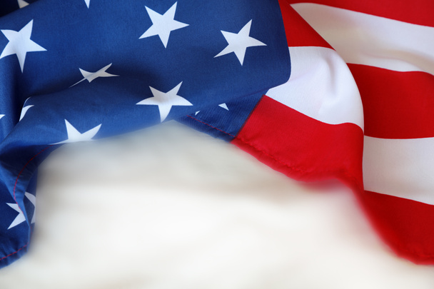 Beyaz arkaplanda Amerikan bayrağına yakın plan - Fotoğraf, Görsel