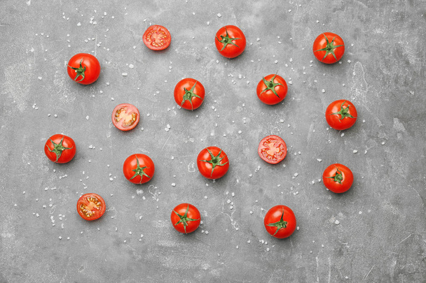 flache Liegekomposition mit reifen Tomaten auf grauem Hintergrund - Foto, Bild