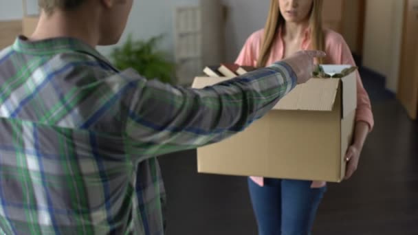 Angry man breaking up with girlfriend, unhappy woman leaving house, stuff in box - Video