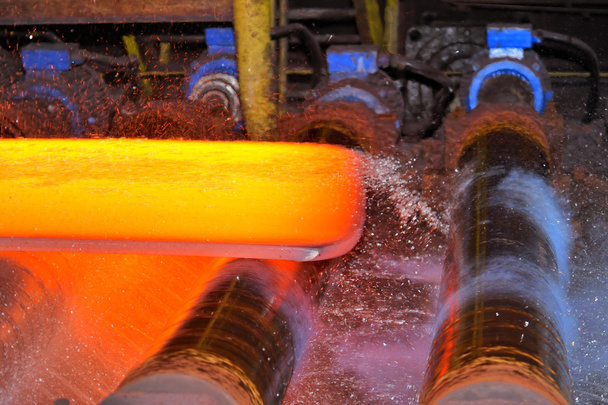 горячая сталь на конвейере
 - Фото, изображение