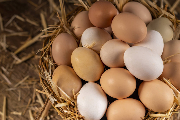 Θέα από το παραπάνω κοτόπουλο αυγά σε ψάθινο καλάθι - Φωτογραφία, εικόνα