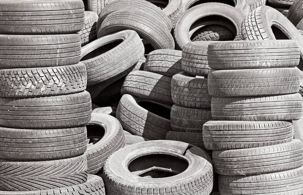 Staré nosí a používají pneumatiky, připraven k recyklaci - Fotografie, Obrázek