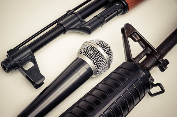 Мікрофон проти гвинтівки / свобода преси знаходиться на ризик концепція / світ прес концепція день свободи - Фото, зображення