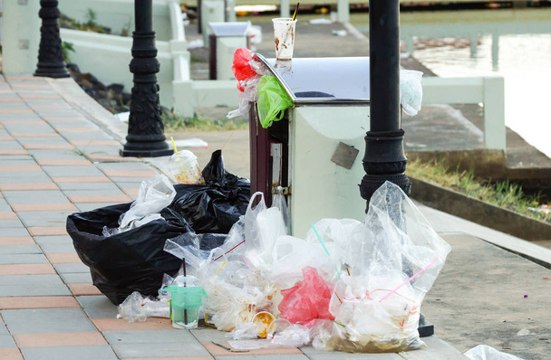 Un bidone pieno di spazzatura / Problema di rifiuti e gestione dei rifiuti concetto
  - Foto, immagini