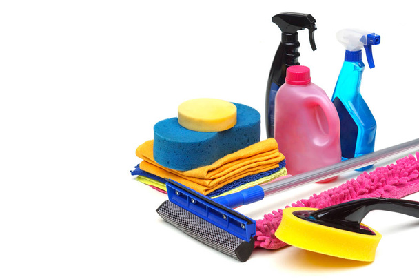 Hulpmiddelen voor auto wassen en schoon uit stofdoek, borstel, spons, chemische, microfiber borstel geïsoleerd op wit - Foto, afbeelding