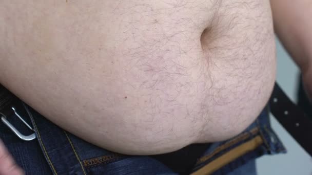 Vaqueros con cremallera masculina de gran tamaño bajo el vientre gordo, trastorno hormonal, programa de adelgazamiento
 - Metraje, vídeo