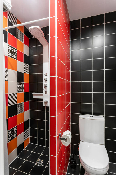 Banyo duş, klozet ve lavabo. Otel standart oda. basit ve şık iç. iç aydınlatma - Fotoğraf, Görsel
