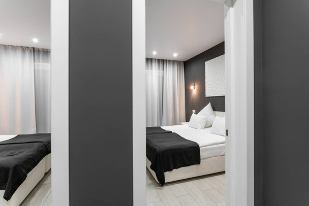 Habitación familiar barata. Hotel standart de dos dormitorios. interior simple y elegante. iluminación interior
 - Foto, imagen