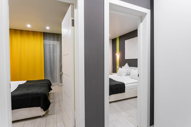 Camera familiare economica. Hotel standart due camere da letto. interni semplici ed eleganti. illuminazione interna
 - Foto, immagini