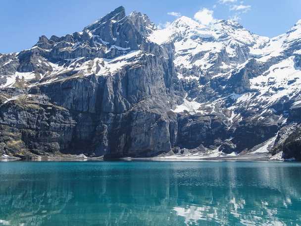 Incroyable tourquise Oeschinnensee avec Alpes suisses Kandersteg Suisse
 - Photo, image