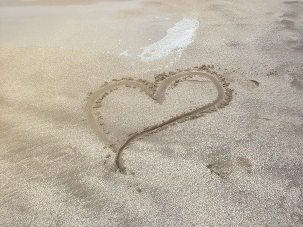Καρδιά που σύρεται μέσα στην άμμο. Φόντο παραλία. Κορυφή vie - Φωτογραφία, εικόνα