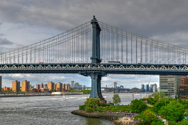 Veduta del Manhattan Bridge da Brooklyn Heights
. - Foto, immagini