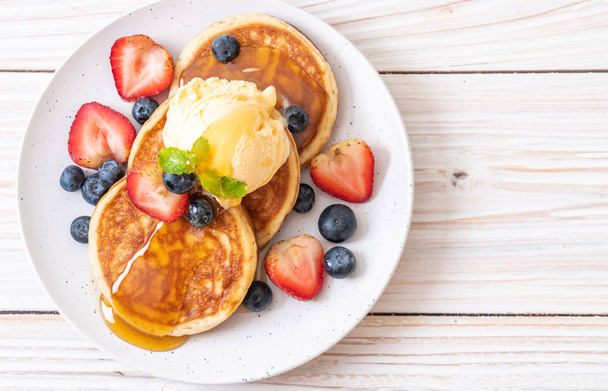 souffle pancake with blueberries, strawberries, honey and vanilla ice-cream - Valokuva, kuva