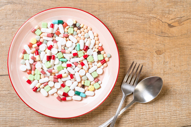 pills ,drugs ,pharmacy ,medicine or medical on plate - healthycare concept - Foto, imagen