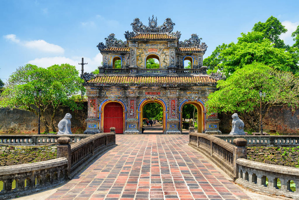 Scenic view of the East Gate (Hien Nhon Gate) to the Citadel with the Imperial City on summer sunny day in Hue, Vietnam. The colorful gate is a popular tourist attraction of Hue. - Foto, Bild