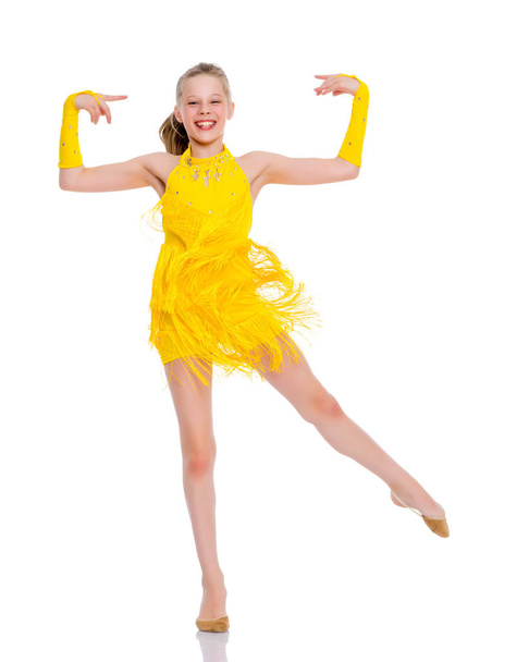 A cheerful little girl is dancing. - Foto, afbeelding