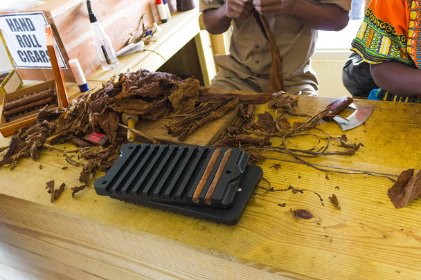Traditionele vervaardiging van sigaren in de Cubaanse tabaksfabriek, Havana - Foto, afbeelding