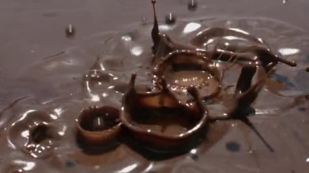 fallende Tropfen Schokolade Tabletop Makroaufnahme - Filmmaterial, Video