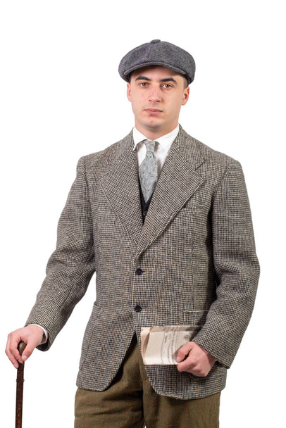 un hombre joven en ropa retro con sombrero, estilo 1940, en blanco
 - Foto, Imagen