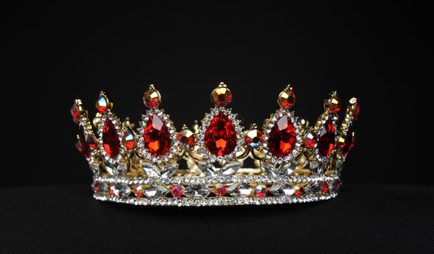 крупним планом червона і золота корона на чорному студійному фоні
. - Фото, зображення