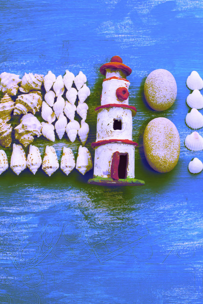 samenstelling van een reeks van schelpen stenen pebbles ster egel houten achtergrond oude grijze versleten exemplaar ruimte. Bovenaanzicht plat leggen - Foto, afbeelding