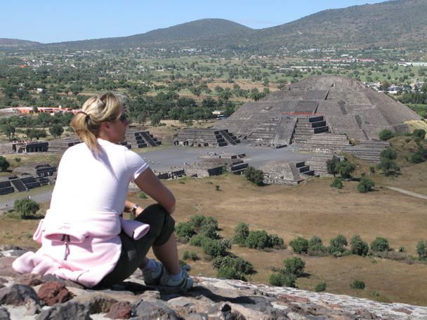 junge Frau auf Pyramide - Foto, Bild