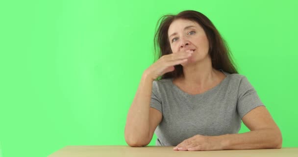 Olgun kadın sunan studio işaret gösterilen - Video, Çekim