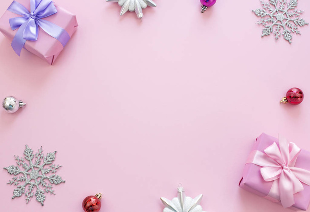 Різдвяна композиція Плоскі коробки з подарунками атласна стрічка лук Різдвяні іграшки сніжинки
. - Фото, зображення