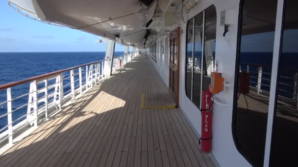 Buitenste dek op een cruise schip in de Atlantische Oceaan - Video